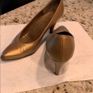 Bruno Magli 7 Aa, golden kitten heel